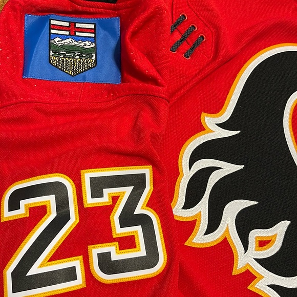 Calgary Flames Jersey Adidas Monahan size 52 with fight strap (NWT) - Picture 8 of 10